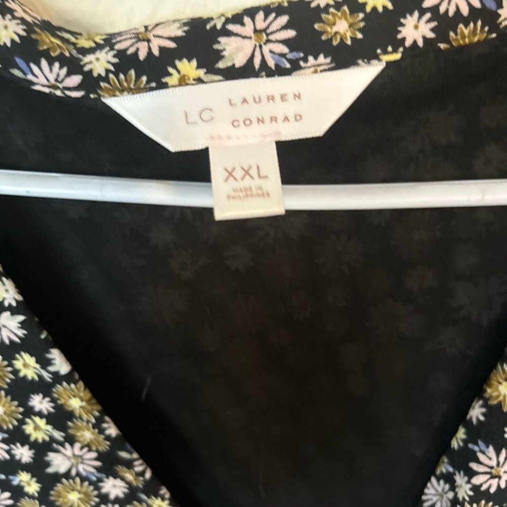 LC Lauren Conrad Black Floral Short-Sleeve V-Neck Dress - Picture 3 of 10